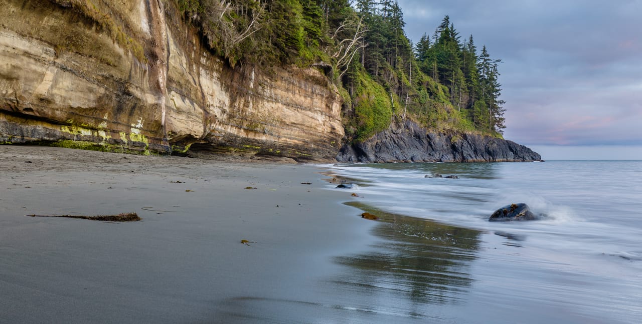 Mystic Beach, ses falaises de grès et sa forêt au-dessus du sable, sur la côte de Juan de Fuca.