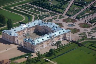 Het paleis van Rundāle en zijn Franse tuinen, vanuit de lucht.