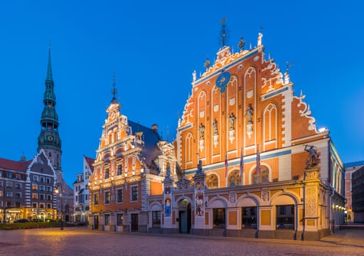 Het Zwarthoofdenhuis en het standbeeld van Roland, in Riga.