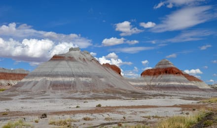 Les Tepees, collines rayées de gris et de rouge de Petrified Forest.
