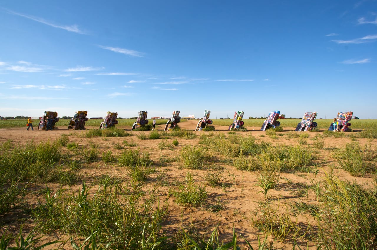 Les Cadillac couvertes de peinture du Cadillac Ranch, dans la prairie près d’Amarillo.