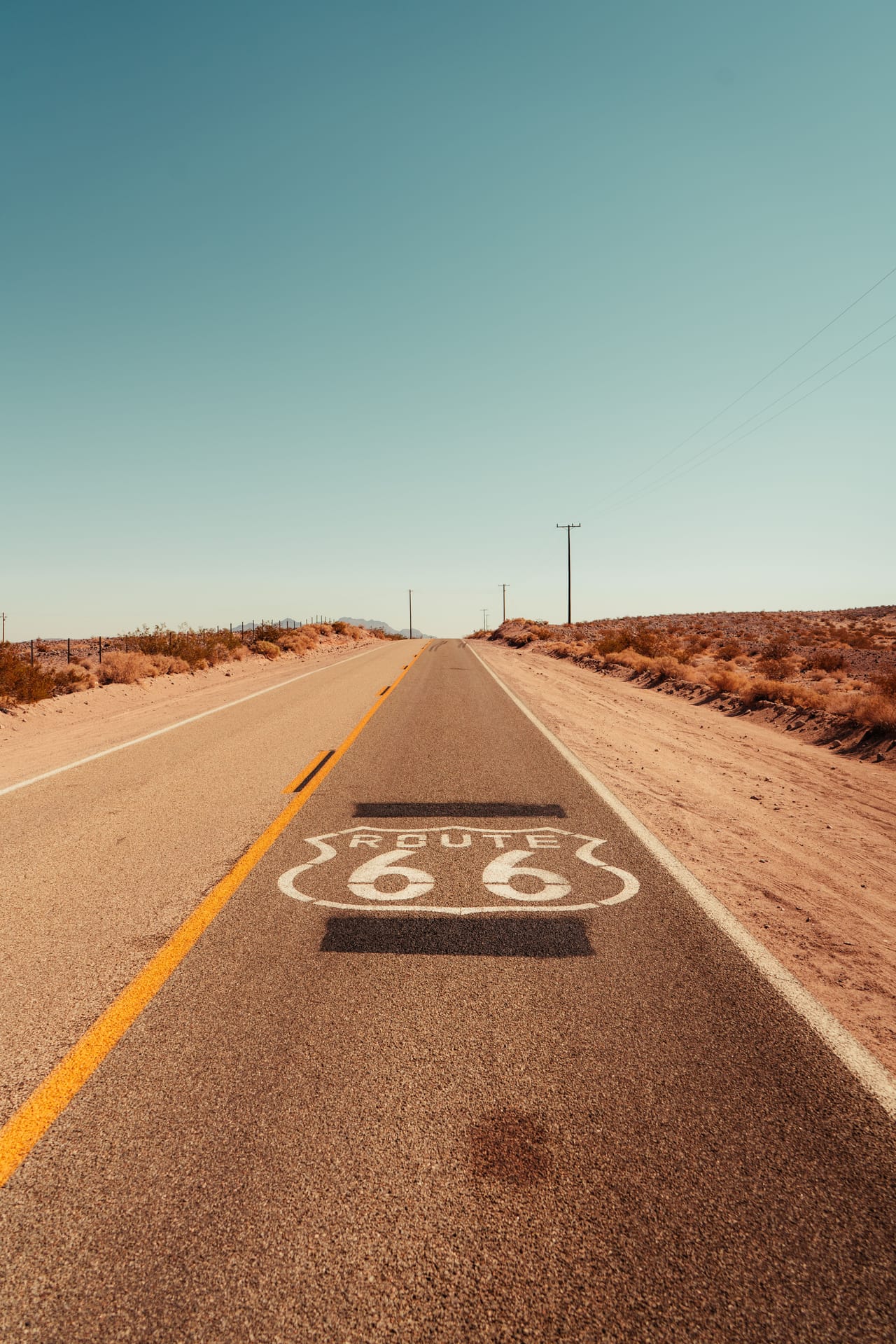 La Route 66 qui file droit à travers le désert de Californie.