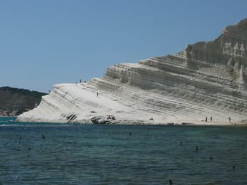 La Scala dei Turchi, falaise de marne blanche en gradins au-dessus de la mer.