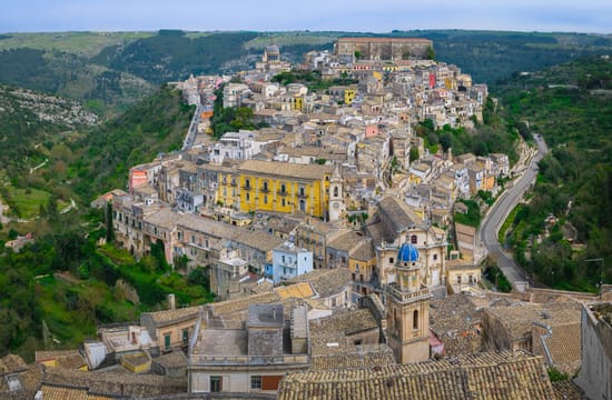 Raguse Ibla sur son éperon, ses façades baroques couleur de miel et, au loin, le dôme de San Giorgio.