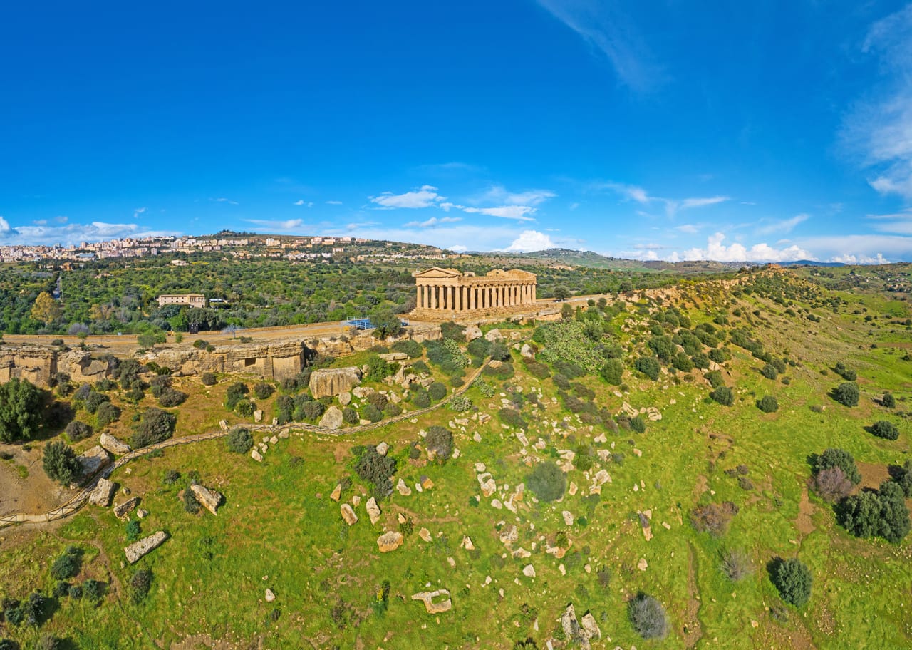 La vallée des Temples, à Agrigente : le temple de la Concorde sur sa crête, parmi les oliviers.