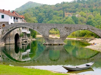 Le vieux pont à deux arches de Rijeka Crnojevića.