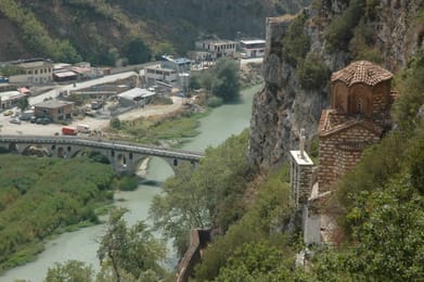 Berat, l’Osum et le pont de Gorica, vus des pentes de la citadelle.
