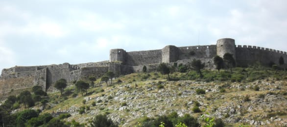 Les remparts et les tours de Rozafa, au-dessus de Shkodër.