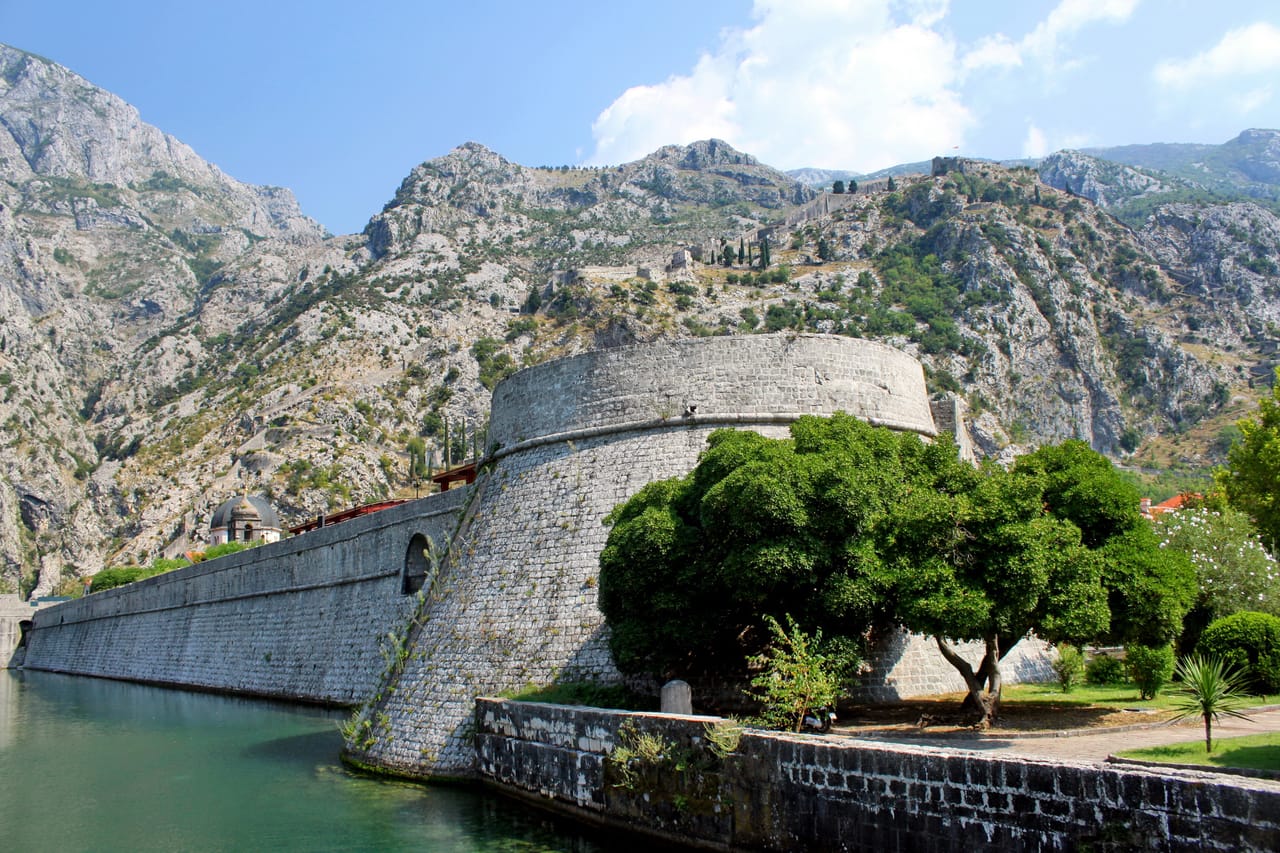 Le bastion rond de la citadelle de Kotor, au pied des falaises.