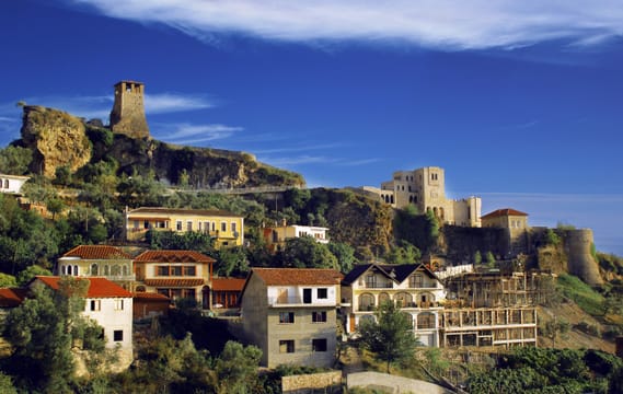 La citadelle de Krujë et sa tour de l’horloge, au-dessus des maisons ottomanes.
