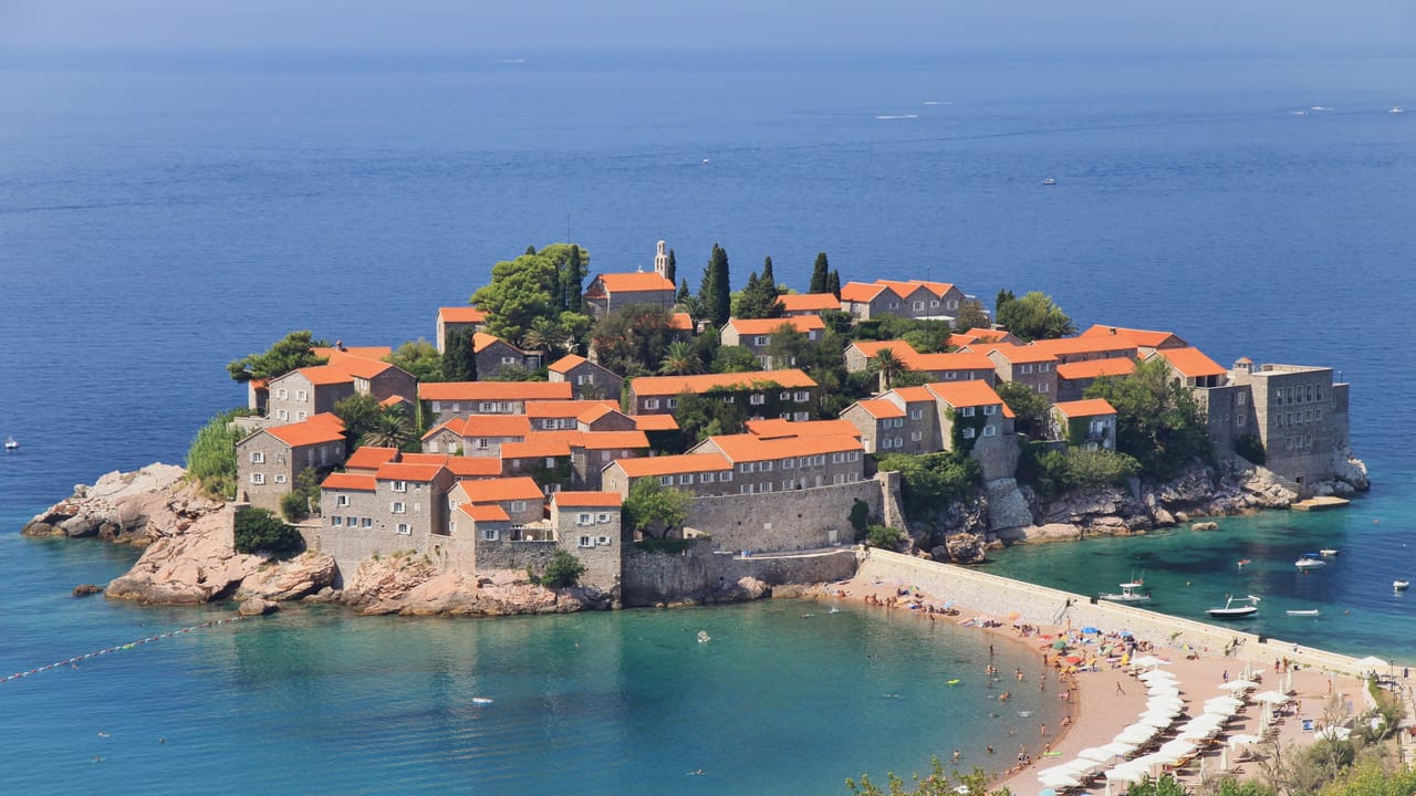 Sveti Stefan, l’îlot aux toits orange relié à la côte par une langue de sable.
