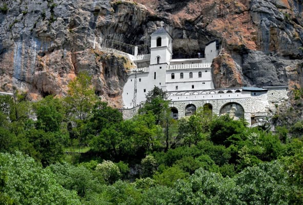 Le monastère d’Ostrog, encastré dans la paroi.