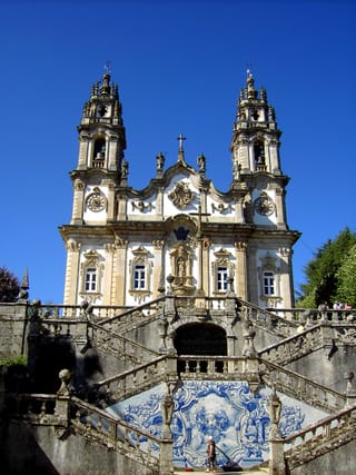 À Lamego, la façade baroque du sanctuaire des Remédios, en haut de son escalier.