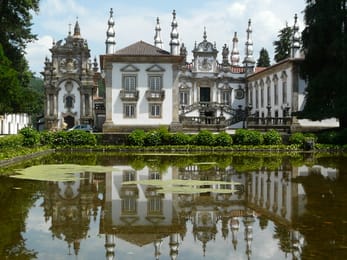 Le palais de Mateus, dont la façade baroque se reflète dans le bassin.