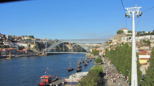 Depuis le téléphérique de Gaia : les rabelos amarrés devant les chais, le pont Dom-Luís-I et la Serra do Pilar.