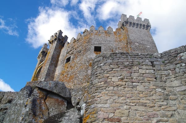 Le château de Penedono, ses créneaux posés sur un chaos de granite.