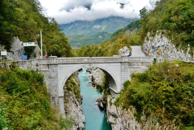 Le pont de Napoléon au-dessus de la Soča, à Kobarid.