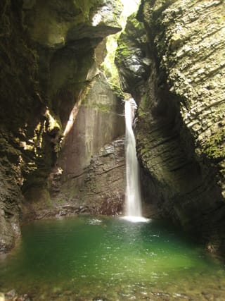 La cascade Kozjak et sa vasque, au fond d’un amphithéâtre de roche.