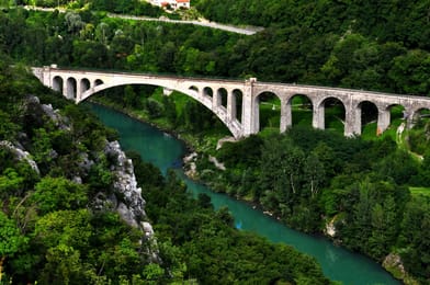 Le pont de Solkan et sa grande arche de pierre au-dessus de la Soča.