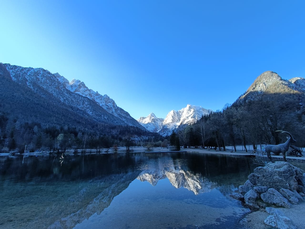 Le lac Jasna et la statue du chamois Zlatorog, au pied des montagnes du Vršič.