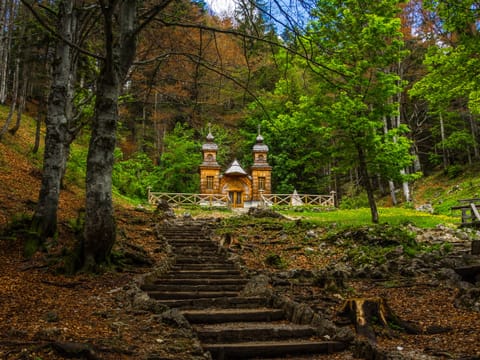 La chapelle russe en bois, en haut de son escalier dans la forêt.