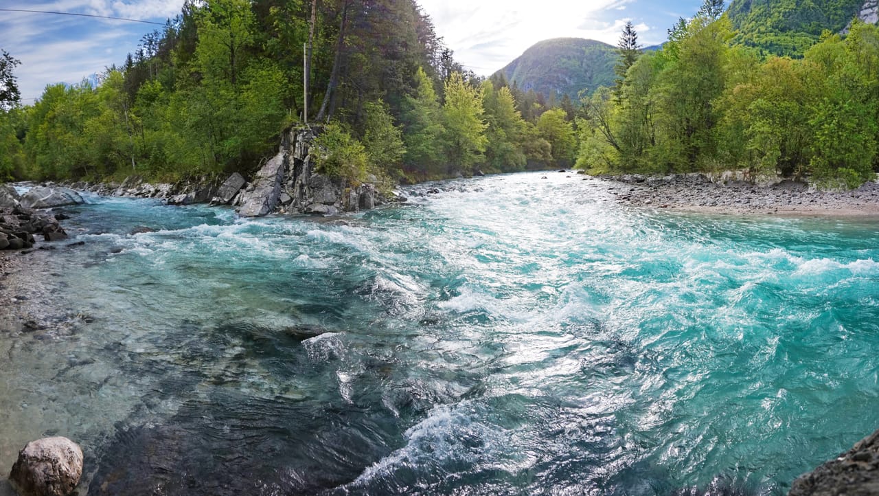La Soča sur ses galets, près du confluent avec la Koritnica.