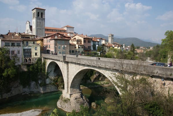 Cividale del Friuli : le pont du Diable sur le Natisone et le campanile du Duomo.