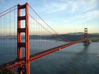 Le Golden Gate Bridge vu des Marin Headlands, avec la baie et San Francisco au fond.