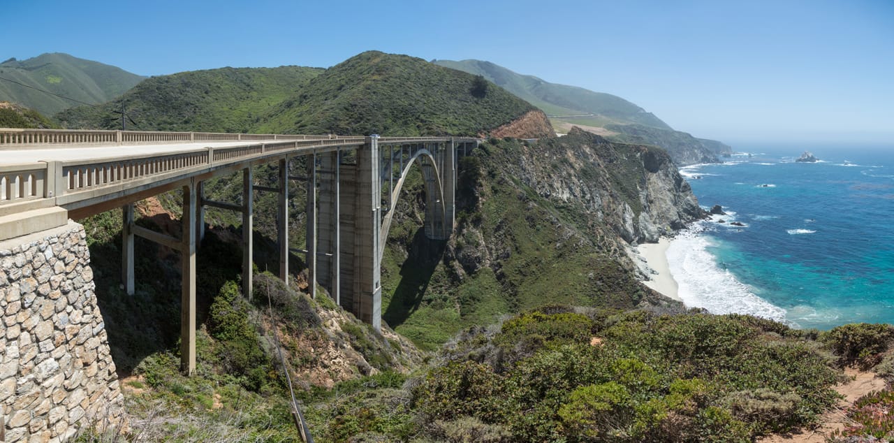 Le Bixby Creek Bridge et son arche de béton, au-dessus du canyon, à Big Sur.
