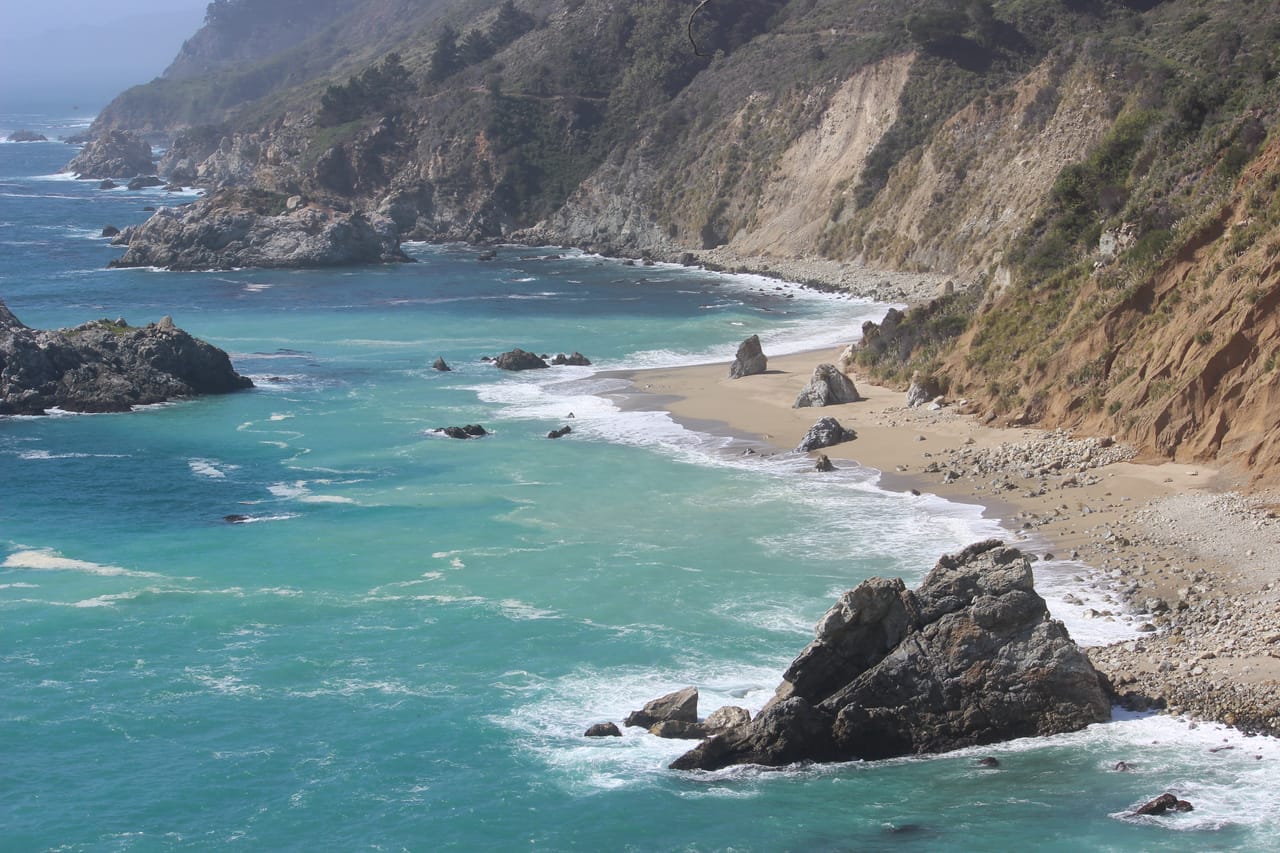 La côte de Big Sur à Julia Pfeiffer Burns, entre rochers et eau turquoise.