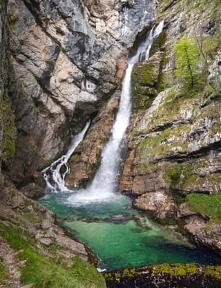 La cascade Savica et sa vasque, entre les parois calcaires.
