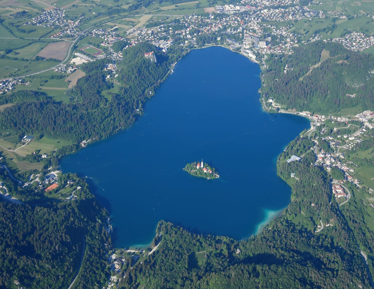 Le lac de Bled vu du ciel, avec son île et son église au milieu de l’eau.