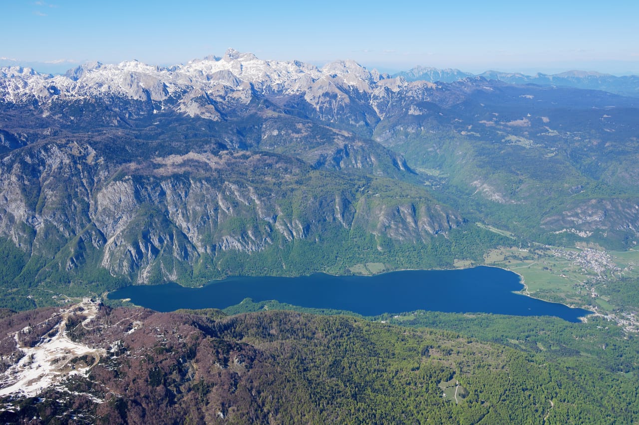 Le lac de Bohinj vu du sud, au pied des sommets enneigés du massif du Triglav.