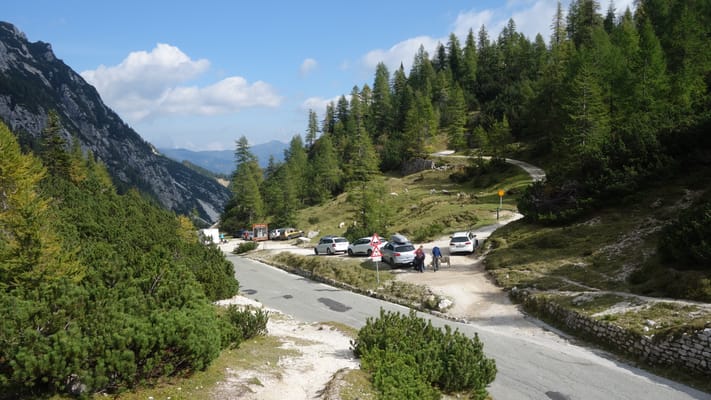 Le haut du col du Vršič, entre les mélèzes et les parois calcaires.