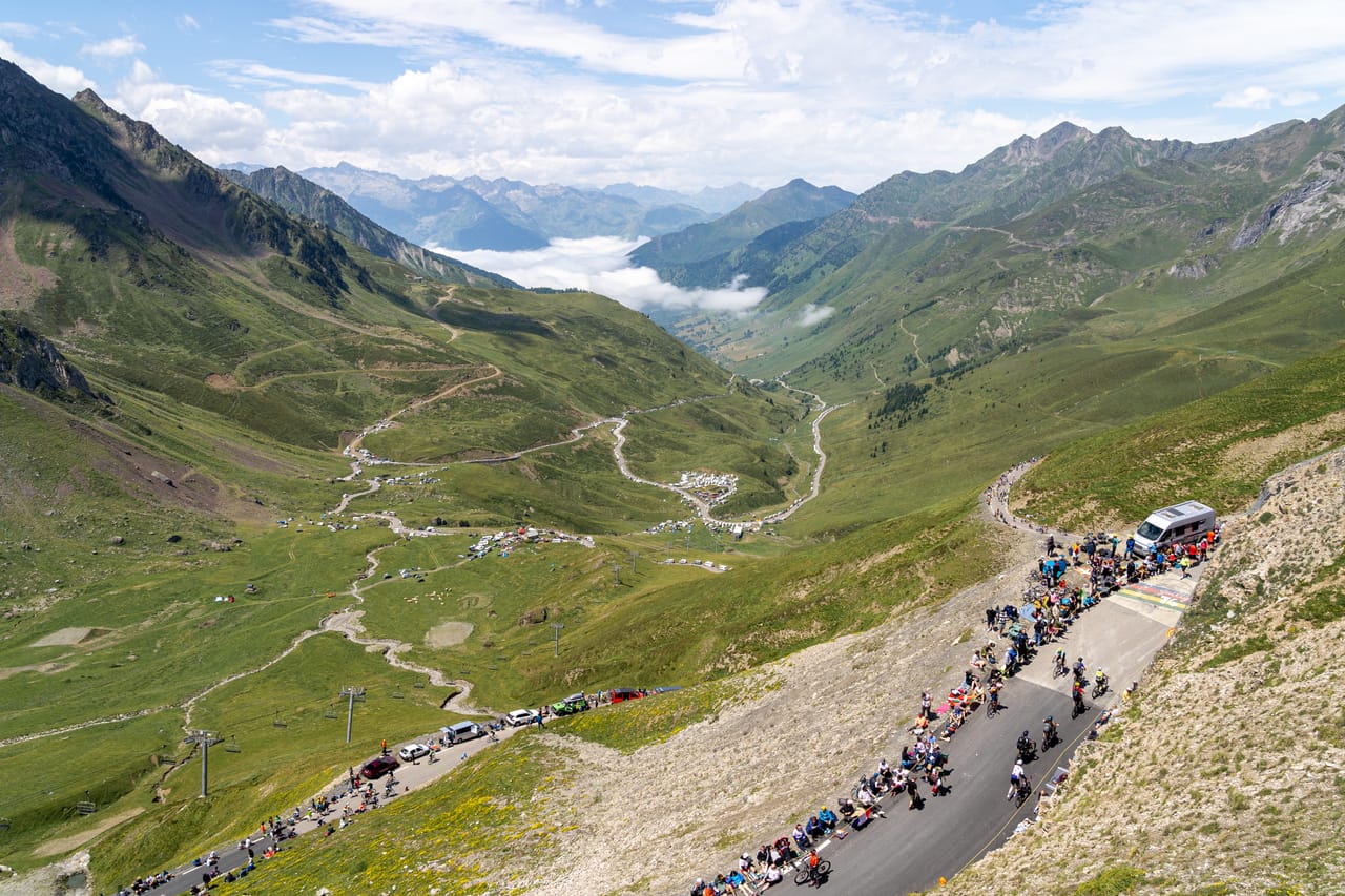La route du Tourmalet vue du col, un jour de Tour de France.