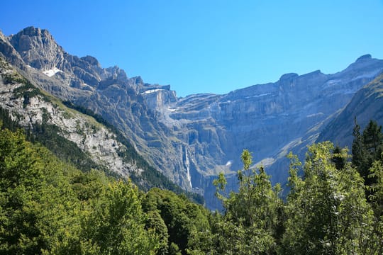 Le cirque de Gavarnie et sa grande cascade.