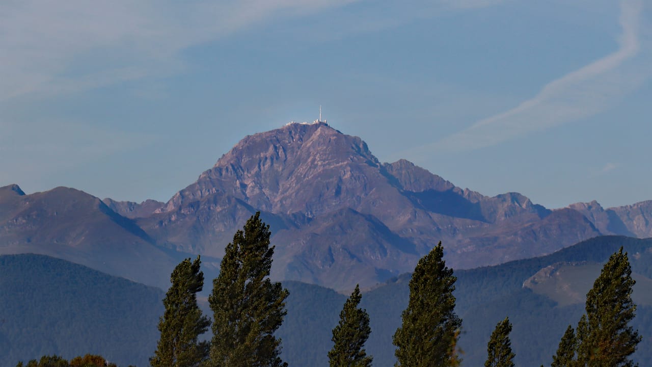 Le pic du Midi de Bigorre et son observatoire, vus du nord.
