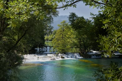 Las cascadas turquesas del Una bajo los árboles, cerca de Bihać.