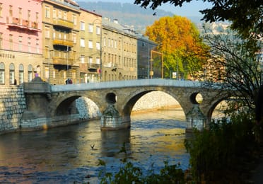 El puente Latino sobre el Miljacka, en Sarajevo, en otoño.