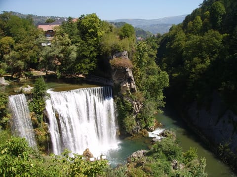 La cascada del Pliva, al pie del casco antiguo de Jajce.