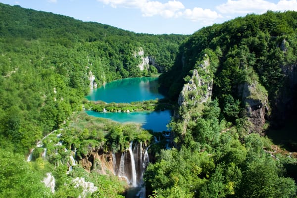 Los lagos de Plitvice y sus cascadas, al fondo del cañón boscoso.