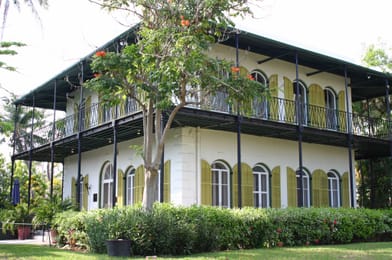 La maison d’Hemingway à Key West, ses galeries en fer forgé et ses volets verts.