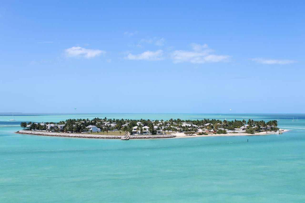 Un îlot au large de Key West, ses villas blanches et ses palmiers posés sur une mer turquoise.