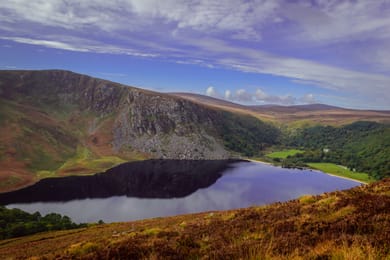 Lough Tay, son eau sombre et sa plage claire, au pied de Luggala.