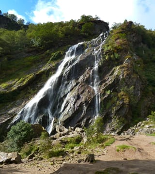 La cascade de Powerscourt, en éventail sur la roche.