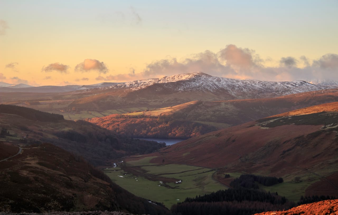 Les vallées du Wicklow dans la lumière du soir, sous les sommets enneigés.