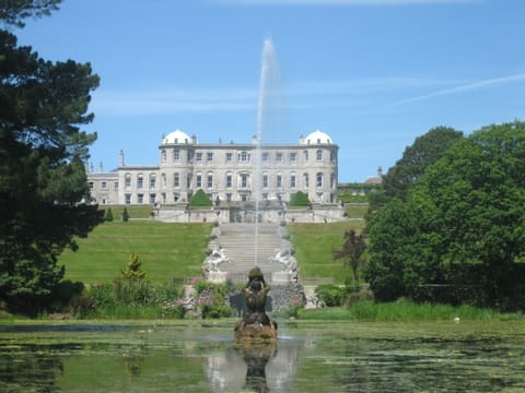 Le jet d’eau du Triton Lake, les terrasses et la maison de Powerscourt.