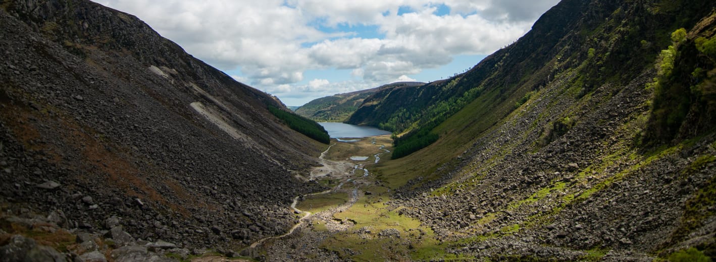 La vallée glaciaire de Glendalough et son lac, entre deux versants d’éboulis.