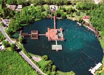 Le lac thermal de Hévíz et son bain sur pilotis, au milieu des arbres.