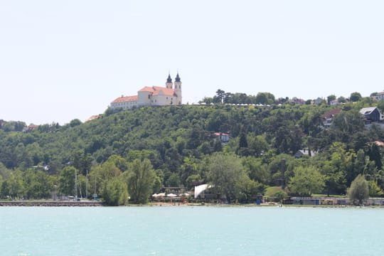 Tihany et son abbaye au-dessus des eaux turquoise du Balaton.